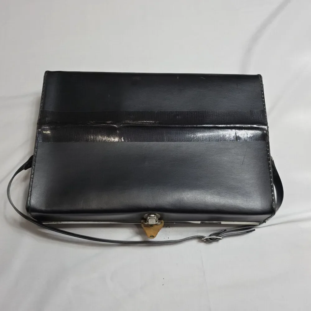 VTG Polaroid Land Camera 100 w/Case Flash Manual Photography Collectible Vintage